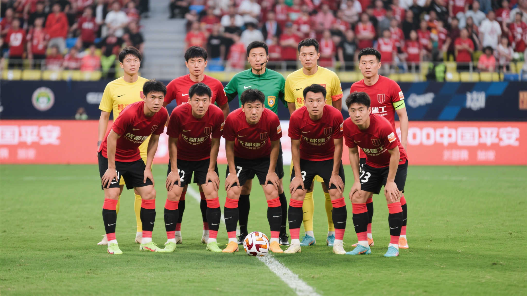 成都蓉城主帅徐正源在本场比赛中选择了经典的442阵